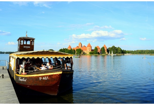 Observational boat trip „Undiscovered Trakai“ and kybyns for two