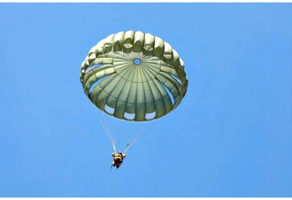 Jump with a round parachute in Mažeikiai