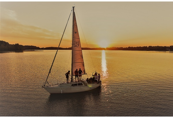 Romantic sailing with a yacht "Pasaka" in Trakai