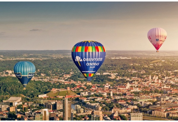 Hot air balloon flight over the city of your choice with the "Aviation Center"